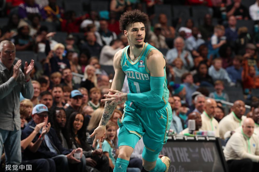 椰子树上的“速度与激情”——小记第十二届全国少数民族传统体育运动会攀椰竞速比赛新华社.